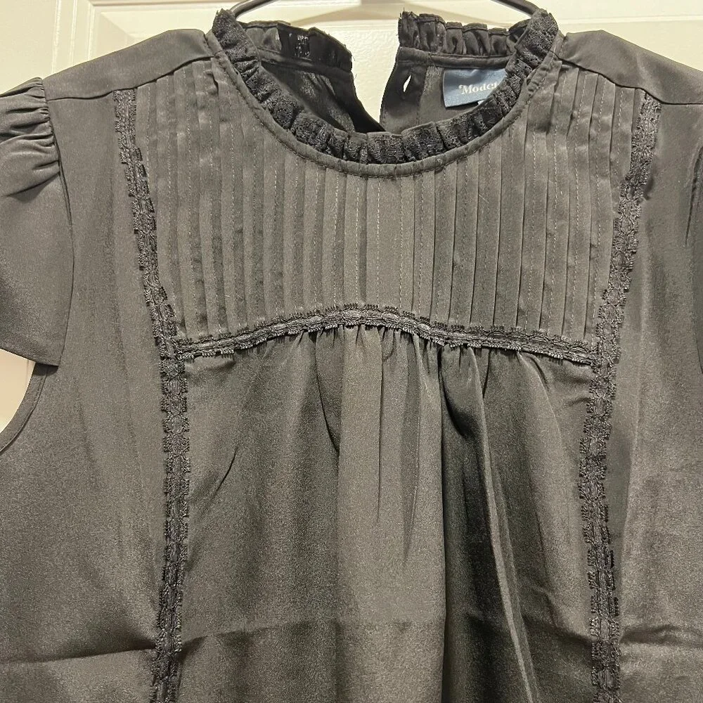 Modcloth Top Women's Medium Short Sleeve with Buttoned Back in Black - Picture 3 of 5